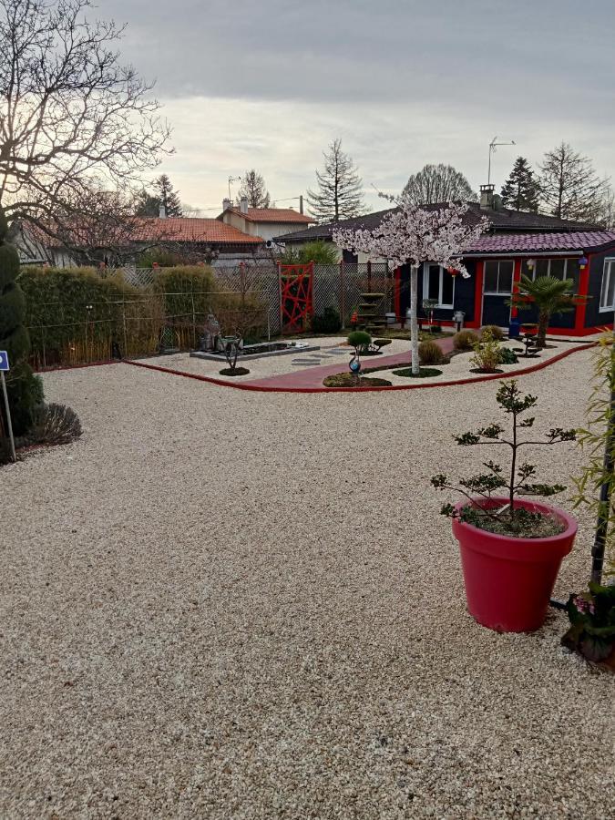 Une Pause Quelque Part Au Jardin Des Erables Et Des Niwakis Saint-Medard-de-Guizieres 外观 照片