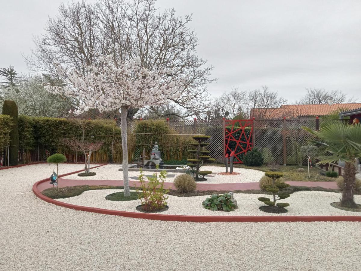 Une Pause Quelque Part Au Jardin Des Erables Et Des Niwakis Saint-Medard-de-Guizieres 外观 照片