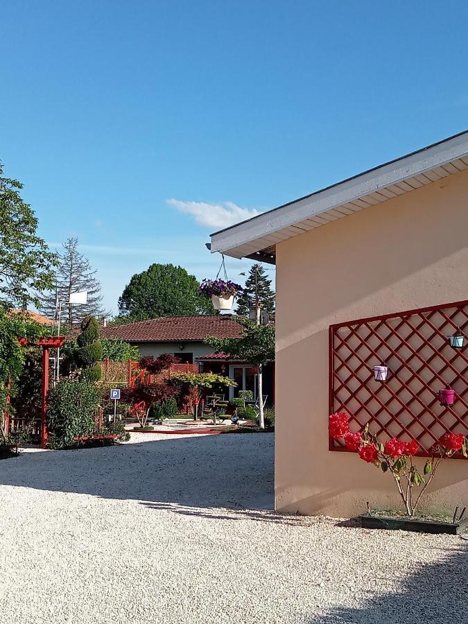 Une Pause Quelque Part Au Jardin Des Erables Et Des Niwakis Saint-Medard-de-Guizieres 外观 照片