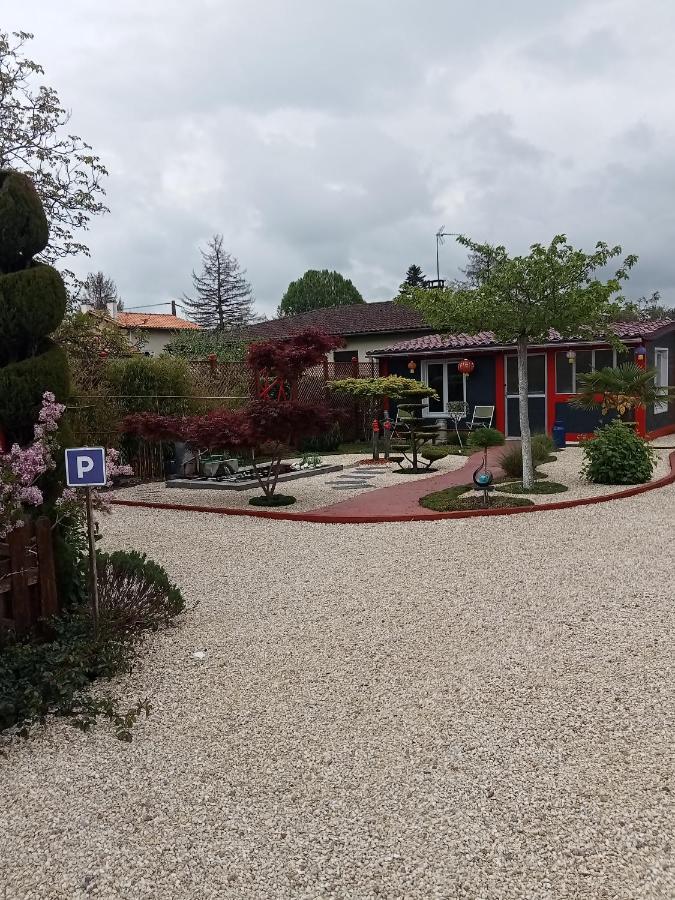 Une Pause Quelque Part Au Jardin Des Erables Et Des Niwakis Saint-Medard-de-Guizieres 外观 照片