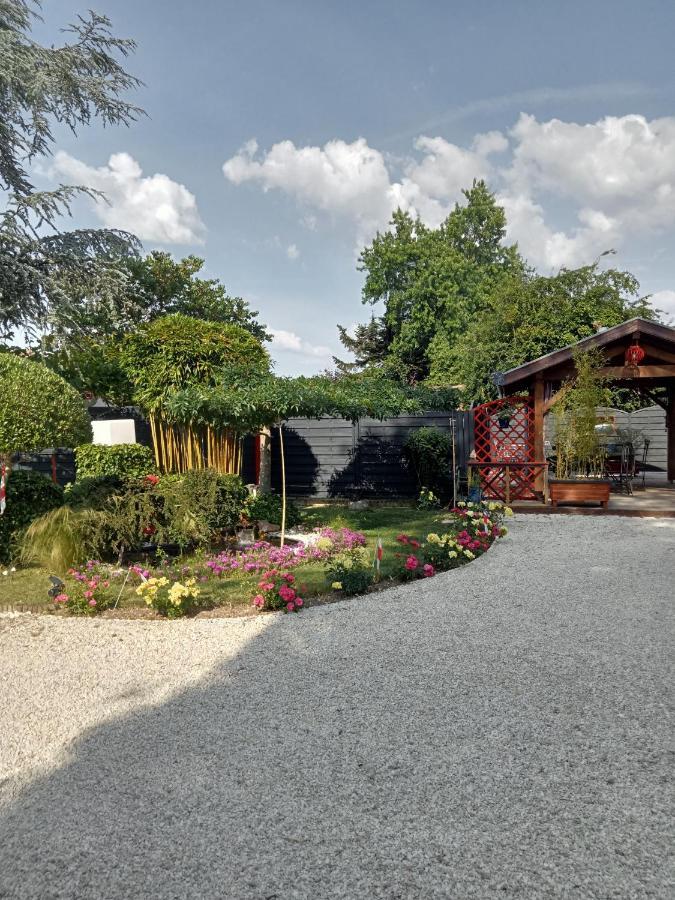 Une Pause Quelque Part Au Jardin Des Erables Et Des Niwakis Saint-Medard-de-Guizieres 外观 照片