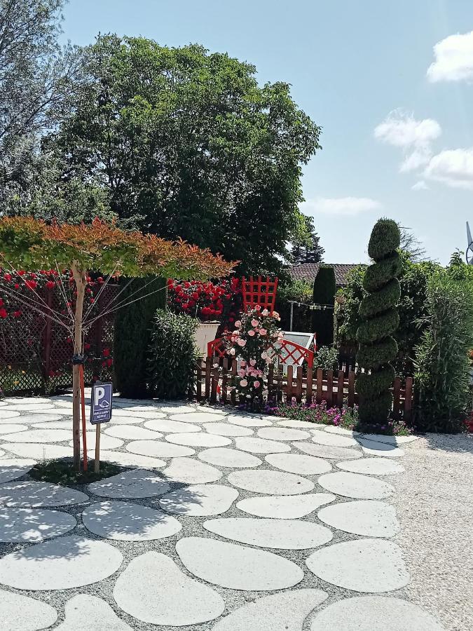 Une Pause Quelque Part Au Jardin Des Erables Et Des Niwakis Saint-Medard-de-Guizieres 外观 照片