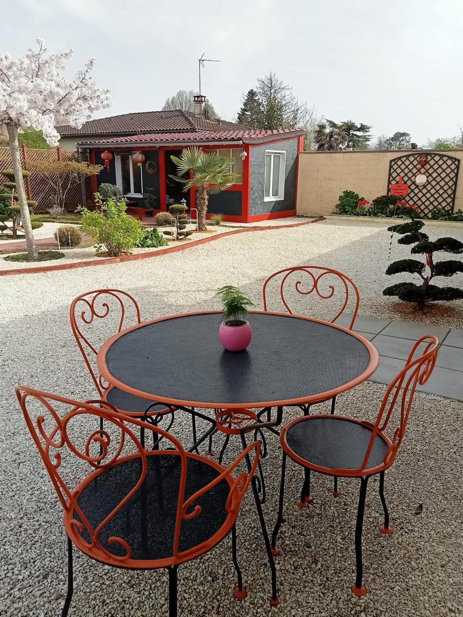 Une Pause Quelque Part Au Jardin Des Erables Et Des Niwakis Saint-Medard-de-Guizieres 外观 照片