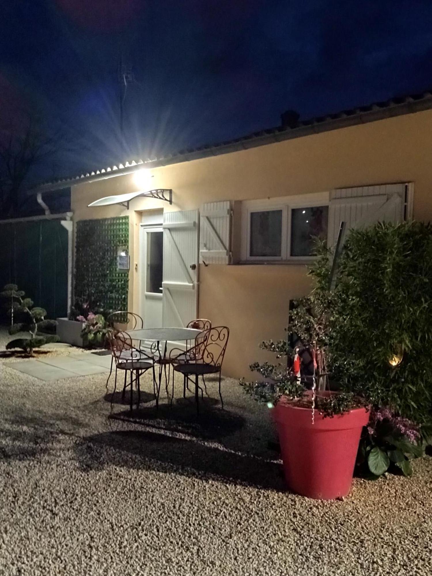 Une Pause Quelque Part Au Jardin Des Erables Et Des Niwakis Saint-Medard-de-Guizieres 外观 照片