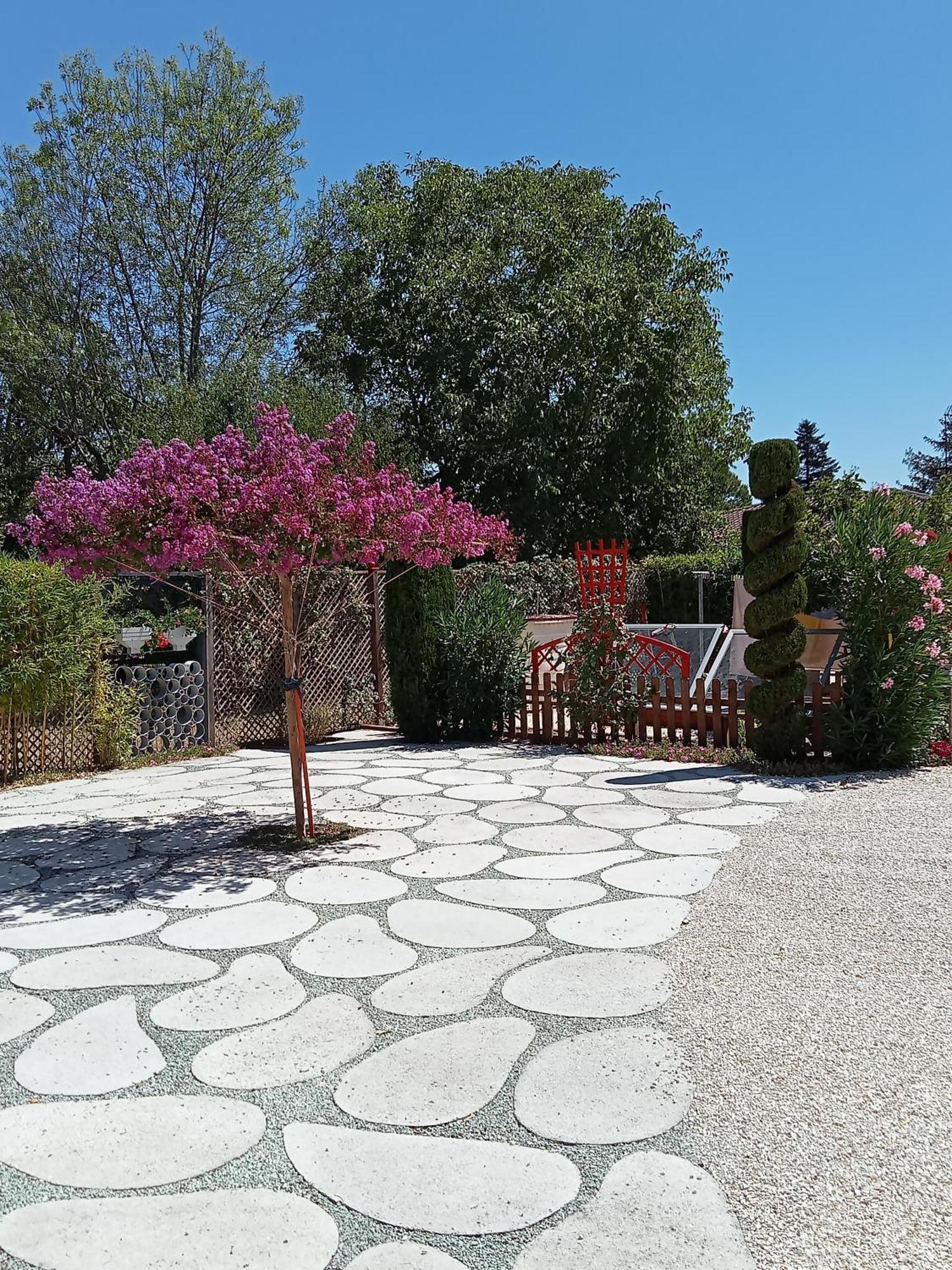 Une Pause Quelque Part Au Jardin Des Erables Et Des Niwakis Saint-Medard-de-Guizieres 外观 照片