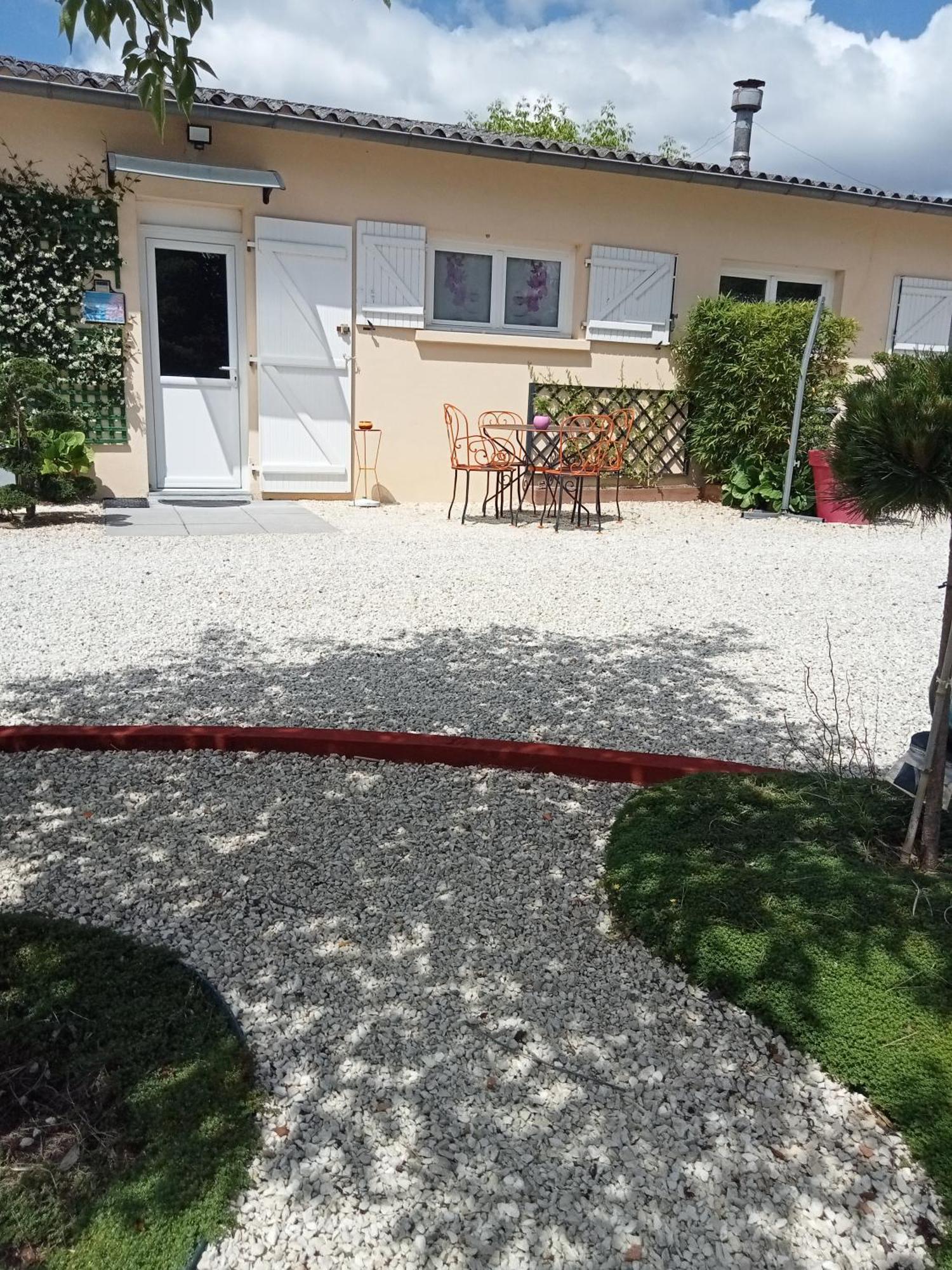Une Pause Quelque Part Au Jardin Des Erables Et Des Niwakis Saint-Medard-de-Guizieres 外观 照片