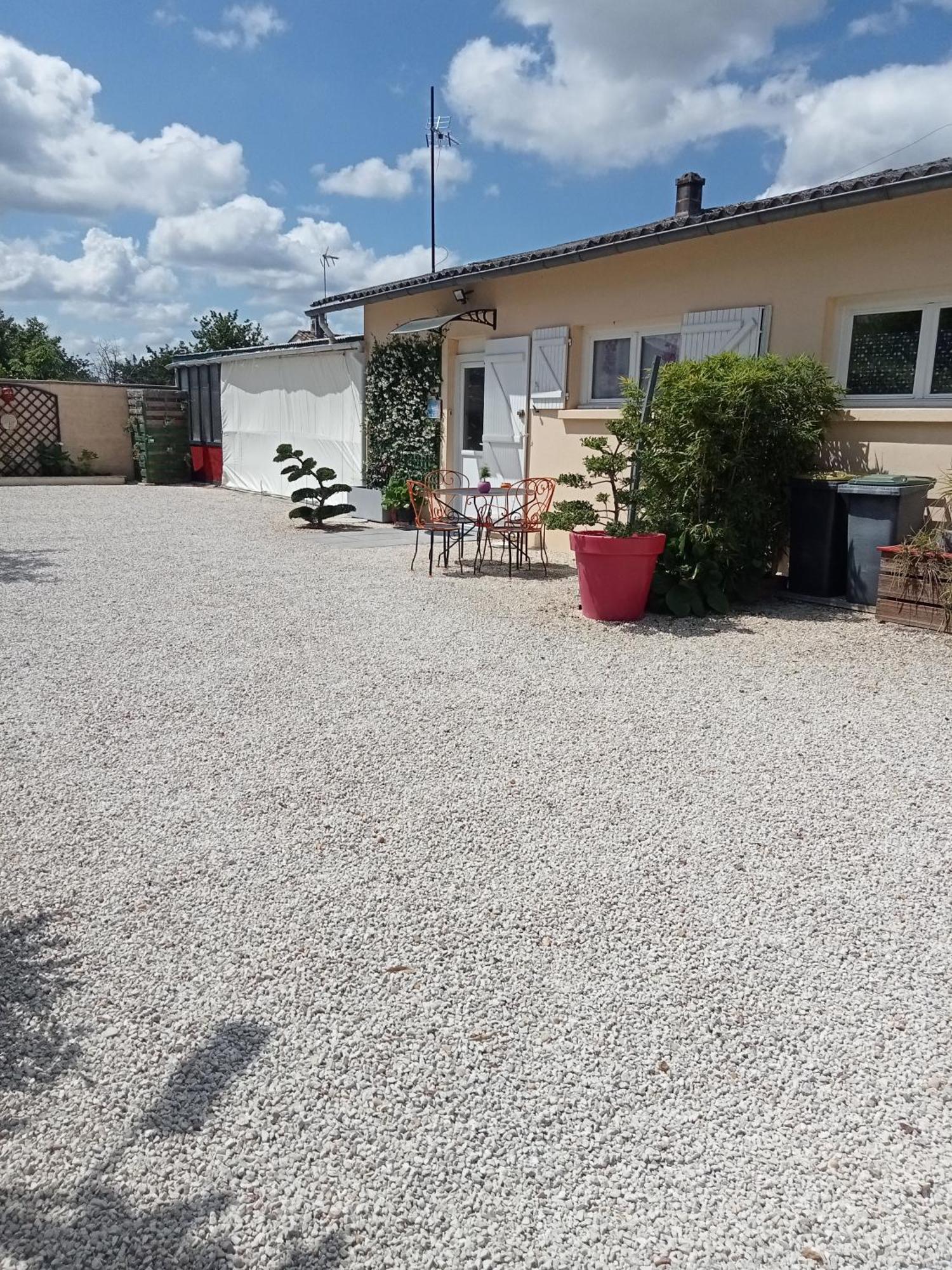 Une Pause Quelque Part Au Jardin Des Erables Et Des Niwakis Saint-Medard-de-Guizieres 外观 照片