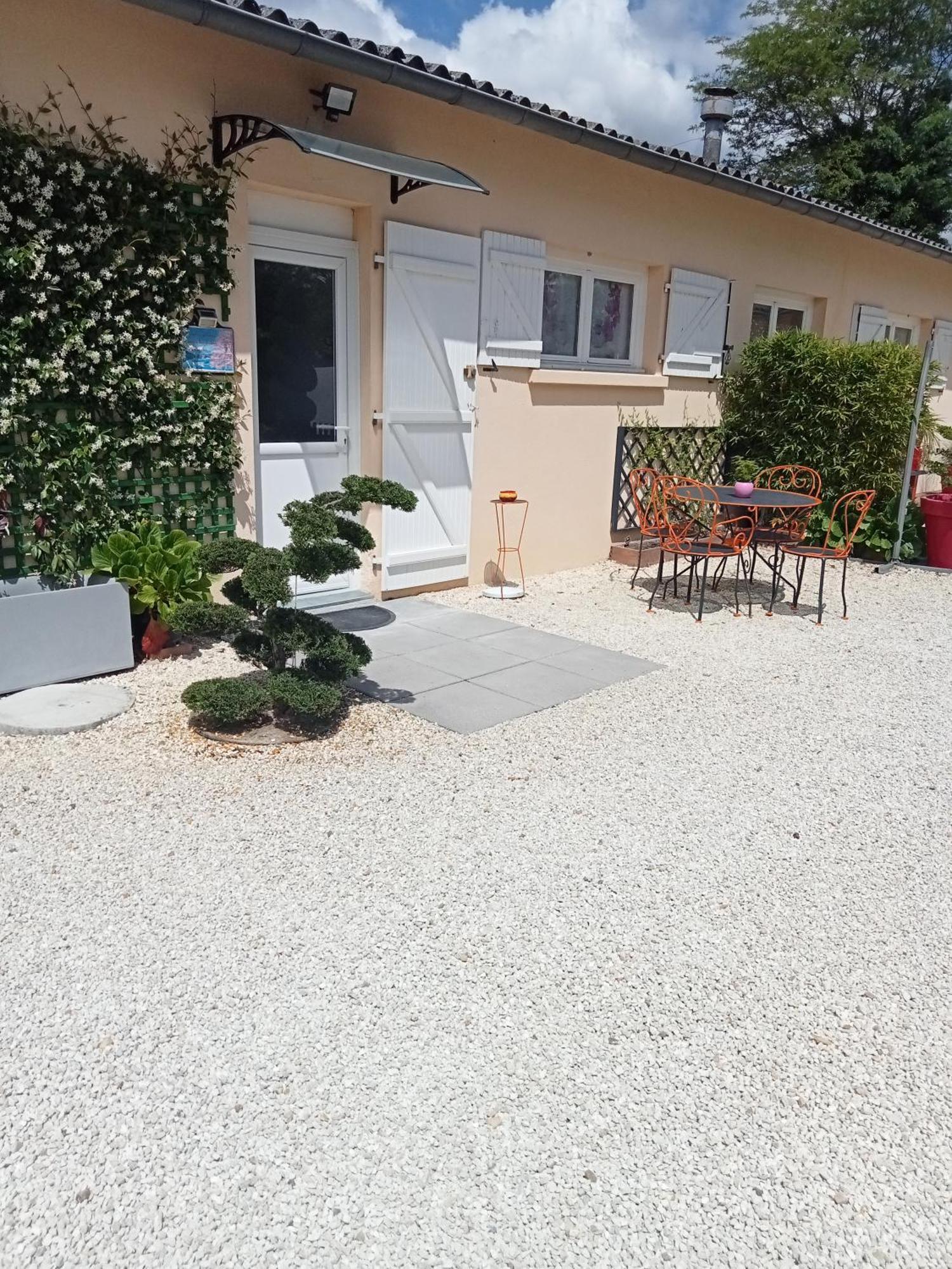 Une Pause Quelque Part Au Jardin Des Erables Et Des Niwakis Saint-Medard-de-Guizieres 外观 照片