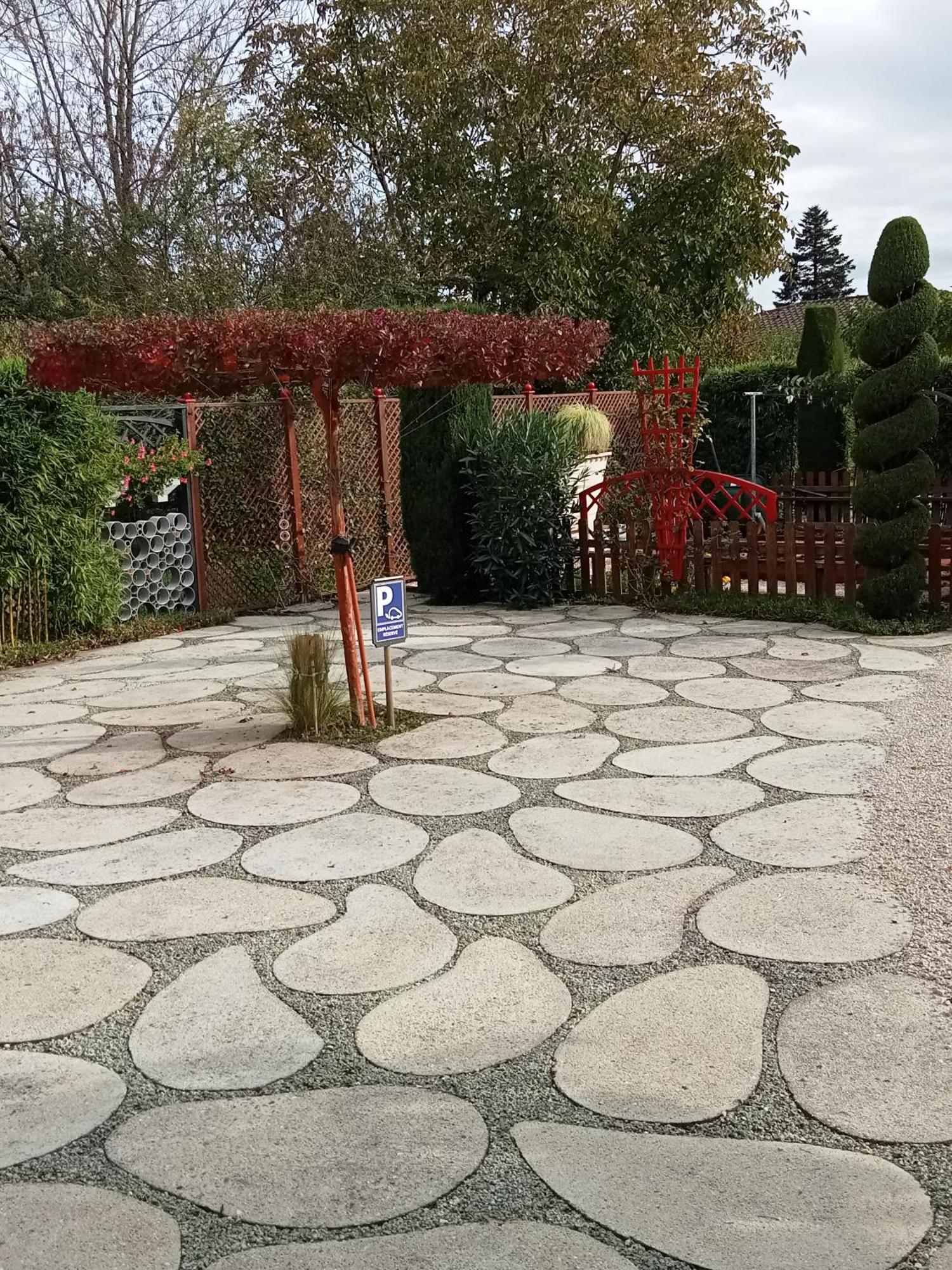 Une Pause Quelque Part Au Jardin Des Erables Et Des Niwakis Saint-Medard-de-Guizieres 外观 照片
