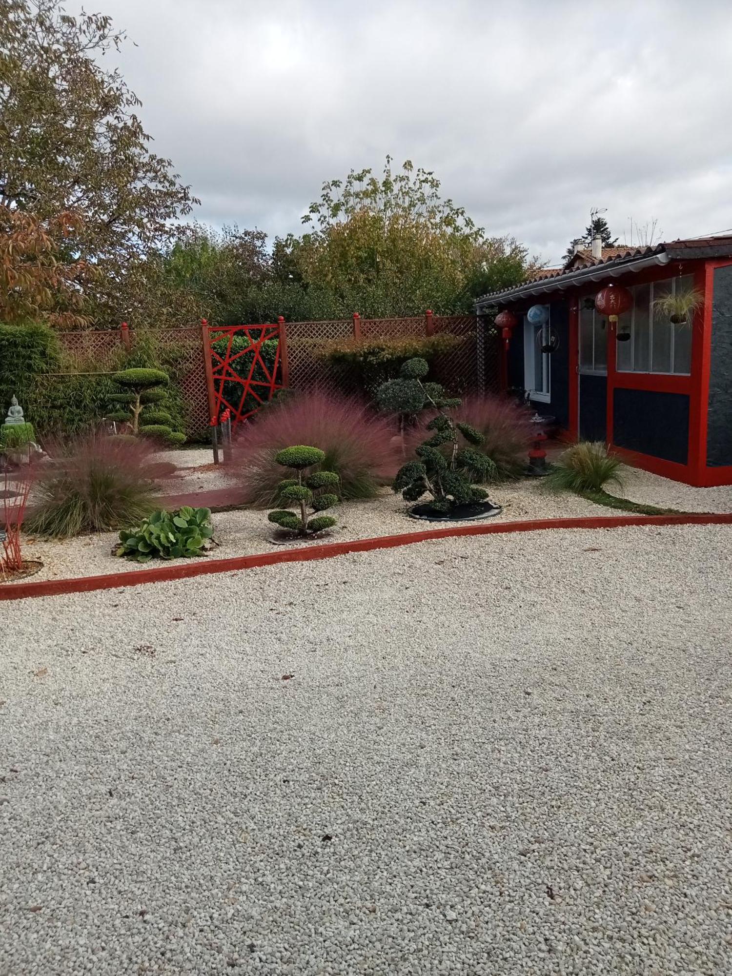 Une Pause Quelque Part Au Jardin Des Erables Et Des Niwakis Saint-Medard-de-Guizieres 外观 照片